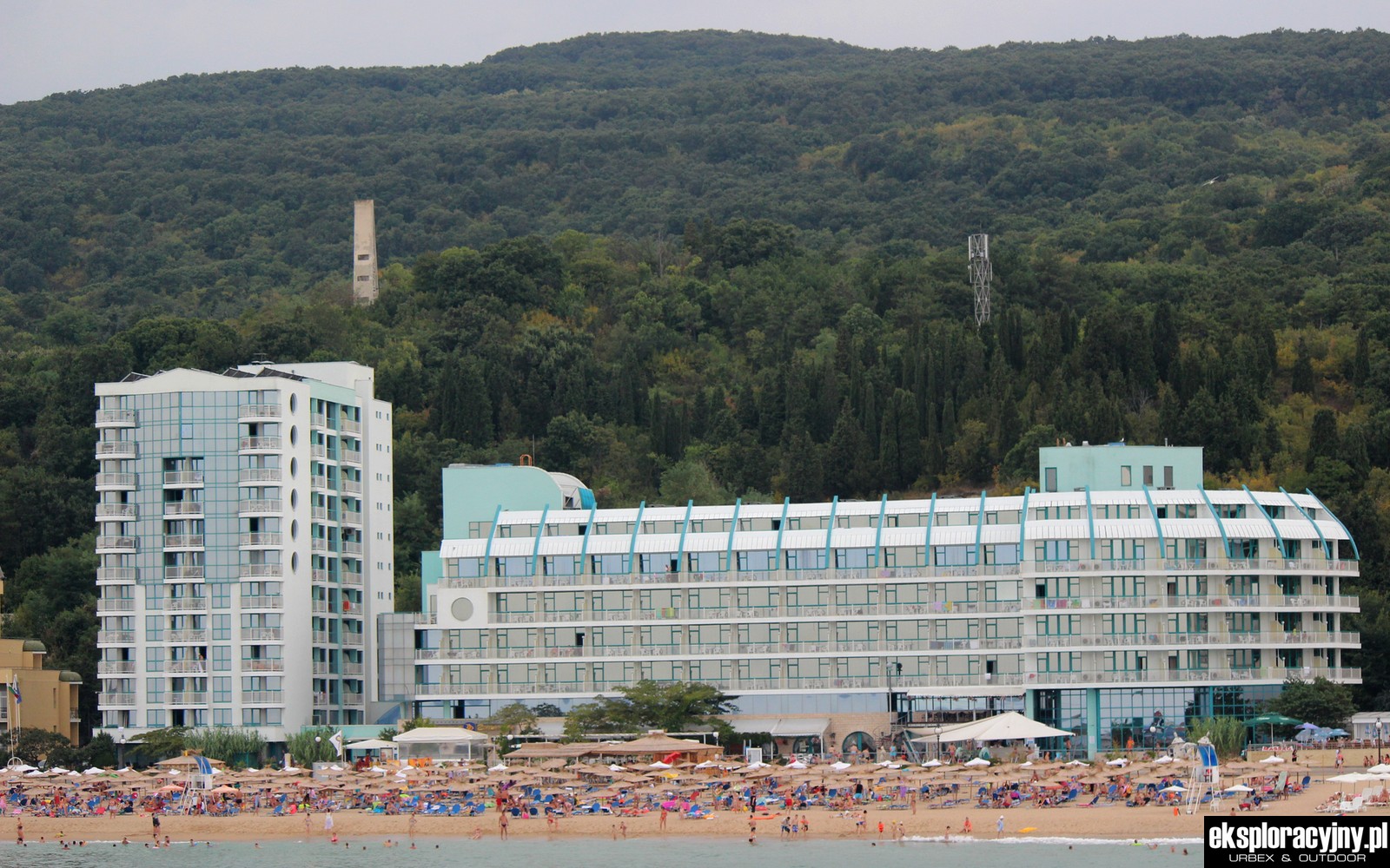 Dziwna wieża górująca nad kurortem