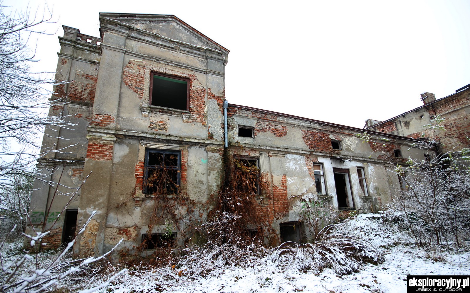 Front budynku prezentuje się niezbyt ciekawie