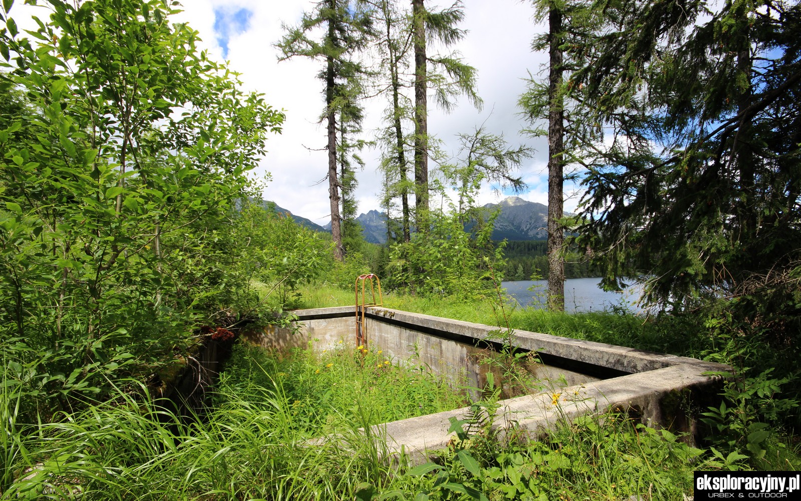 Strefa relaksu, czyli basen górujący nad jeziorem