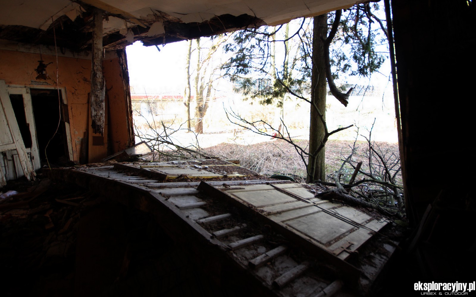 Jak ściany już nie ma, to zrobimy sobie garaż!