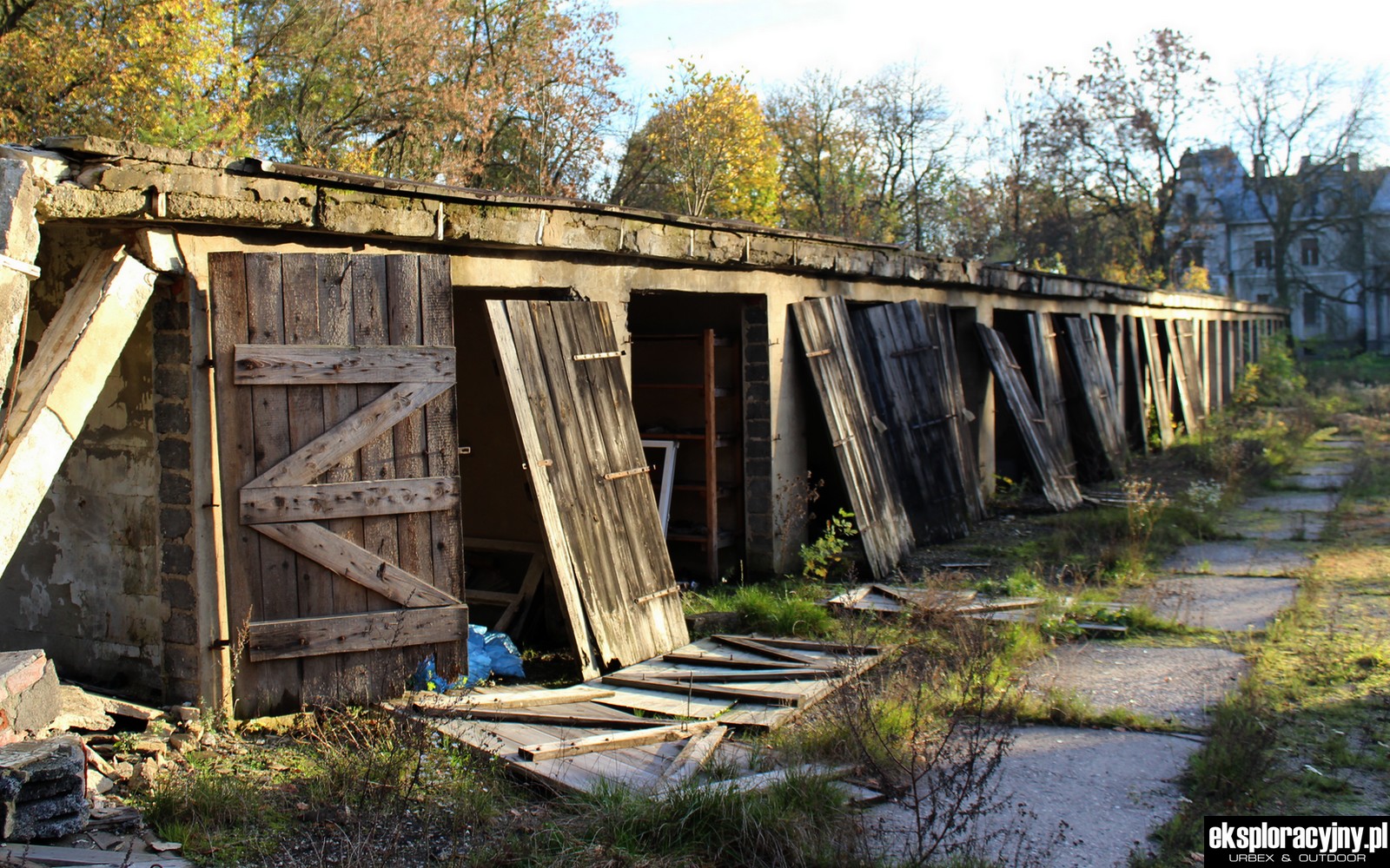 Rząd garaży pośrodku dziedzińca