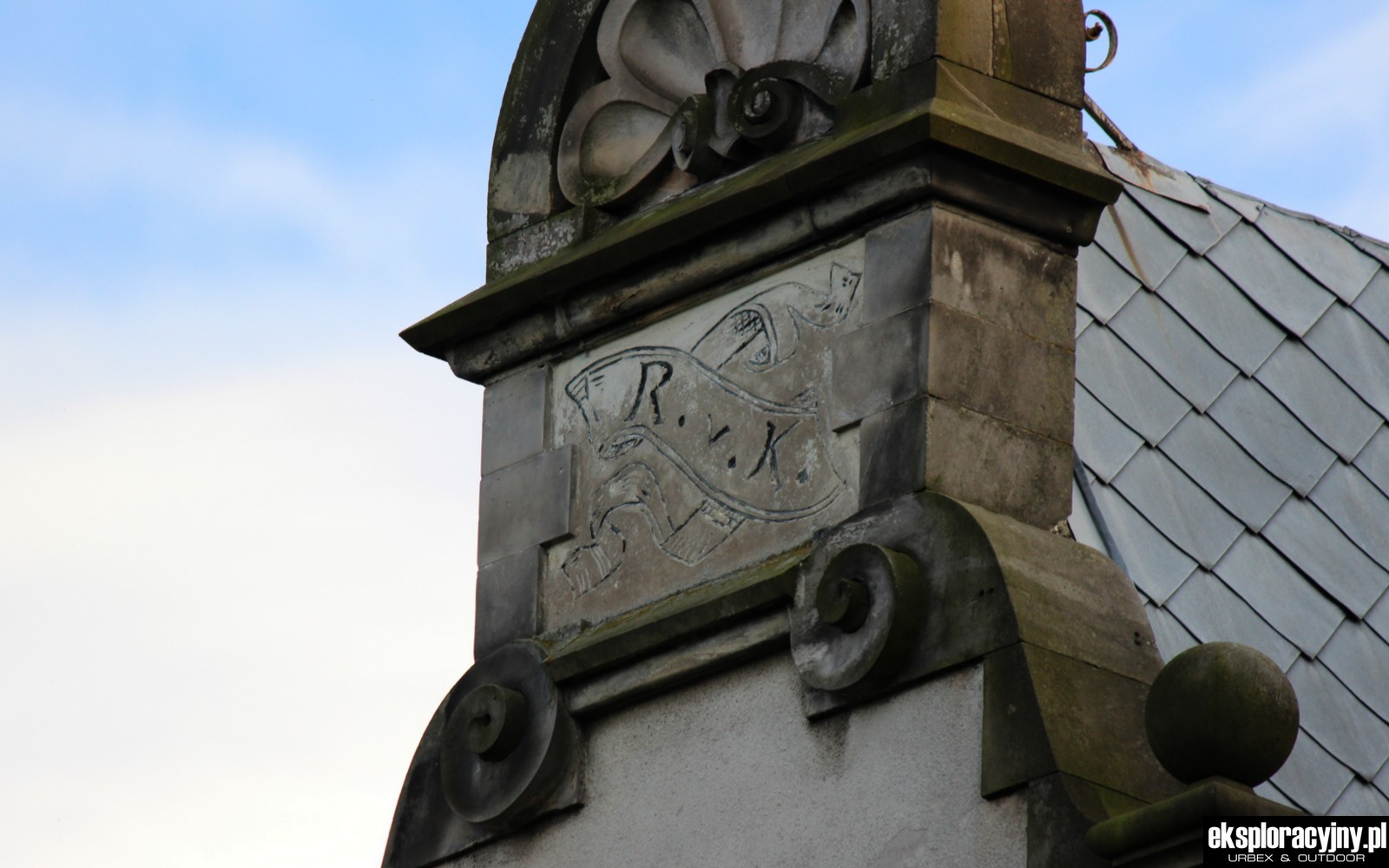 Inicjały fundatora Pałacu