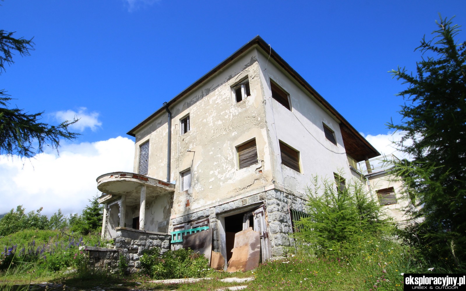 Read more about the article Wędrówka po górach i nieplanowany urbex – Jezioro Szczyrbskie, Słowacja