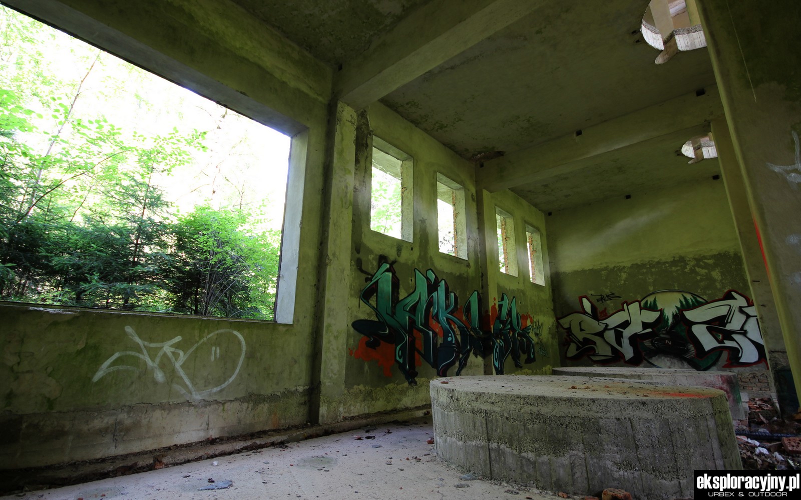 A takich otworów w stopach jest tu bardzo dużo