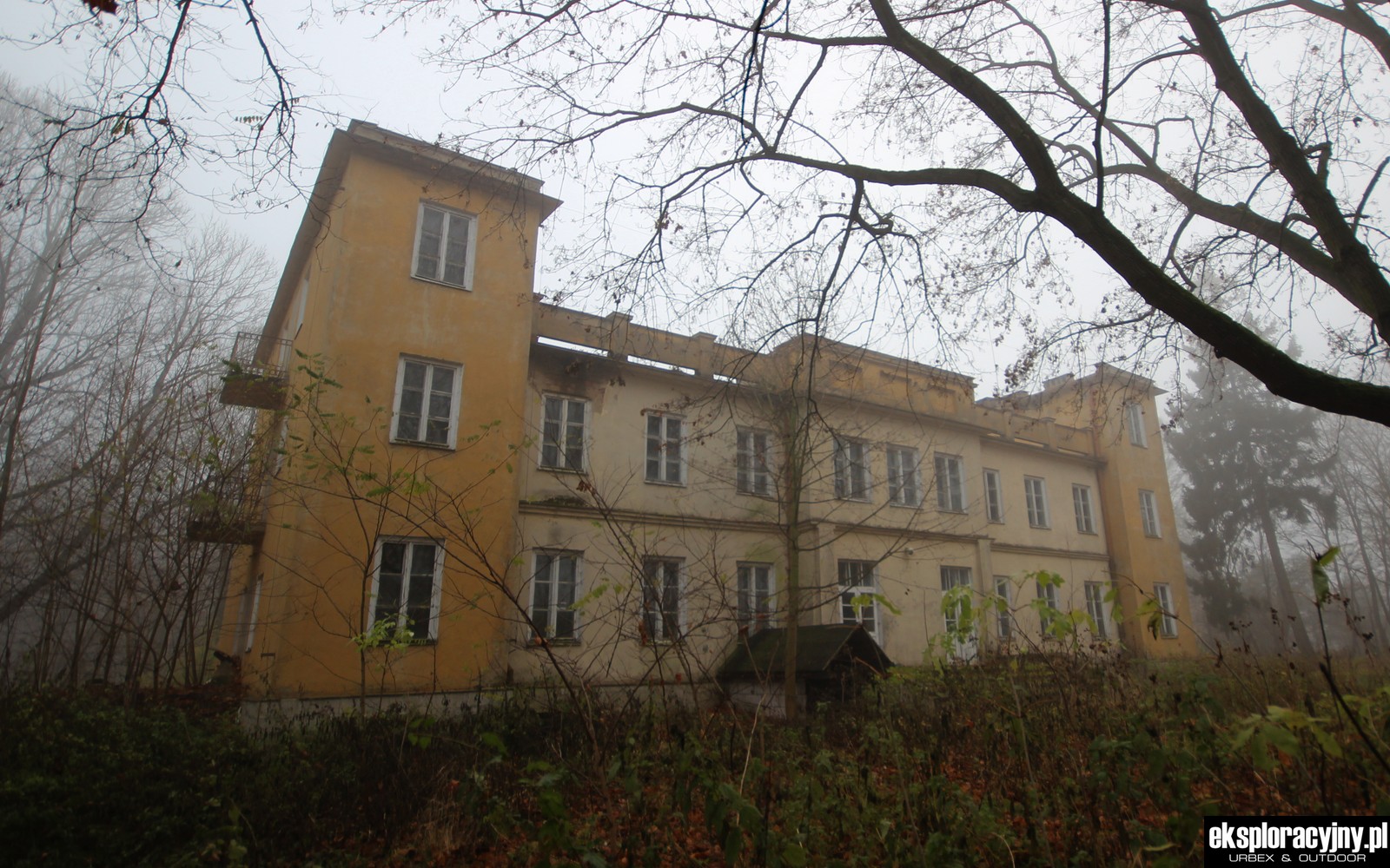 Read more about the article Opuszczony pałac – Siedziba firmy odzieżowej – łódzkie, Polska