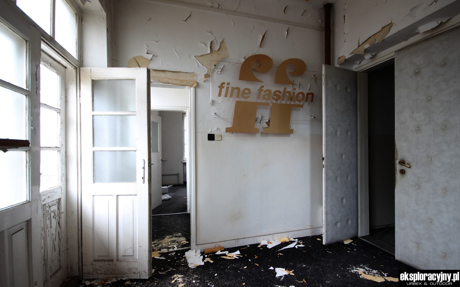 Jak to w biurowcu - szyld na wejściu