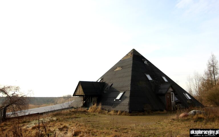 Read more about the article Opuszczony dom – ekscentryczna posiadłość hodowcy koni – łódzkie, Polska