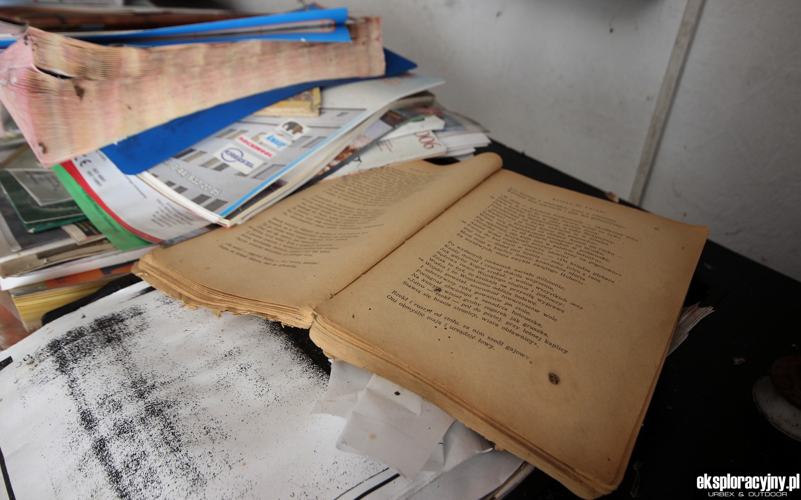 Ktoś przerwał czytanie i tak ją tu zostawił?