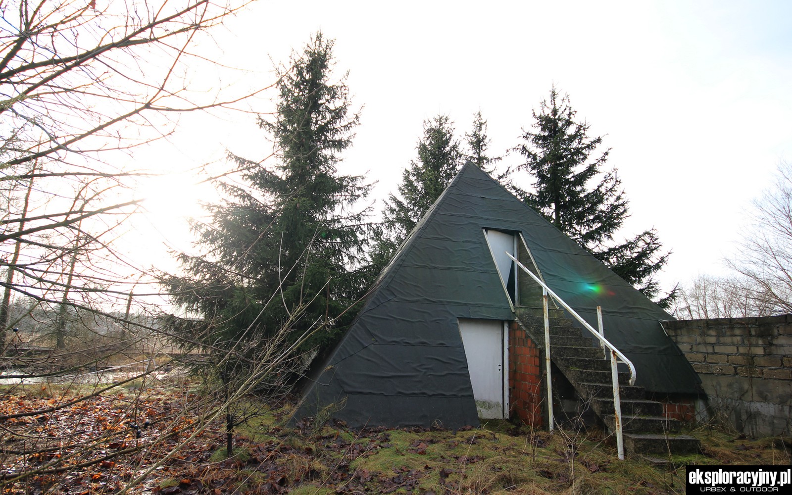 Wejście na piętro drugiej piramidy