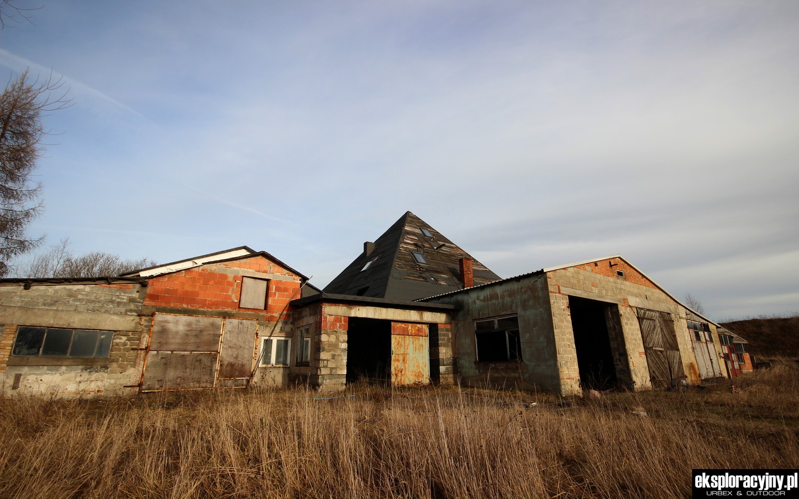 Mniejsze dobudówki po lewej stronie nie zmieściły się w kadrze